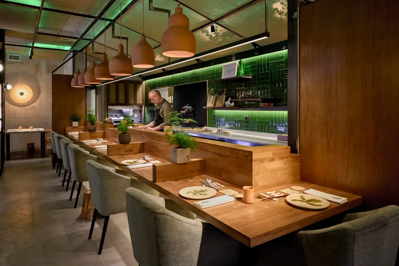 La barra corrida de El Invernadero con la cocina vista al fondo, antes de abrir