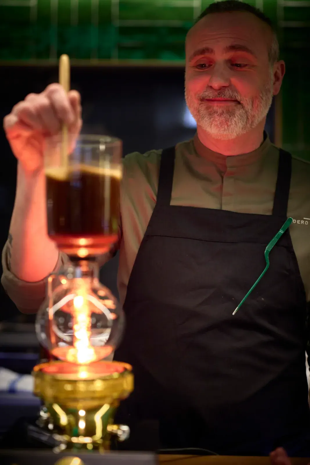 Rodrigo de la Calle atento al sifón mientras se extrae la infusión que acompaña un pase