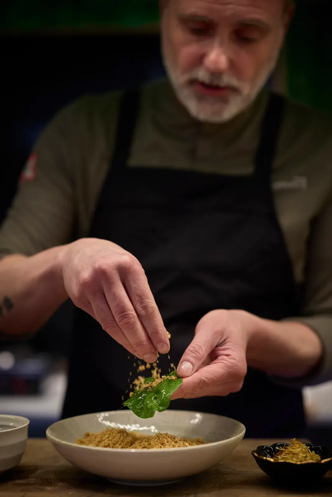 Rodrigo de la Calle espolvorea sobre una hoja verde que sostiene en la mano