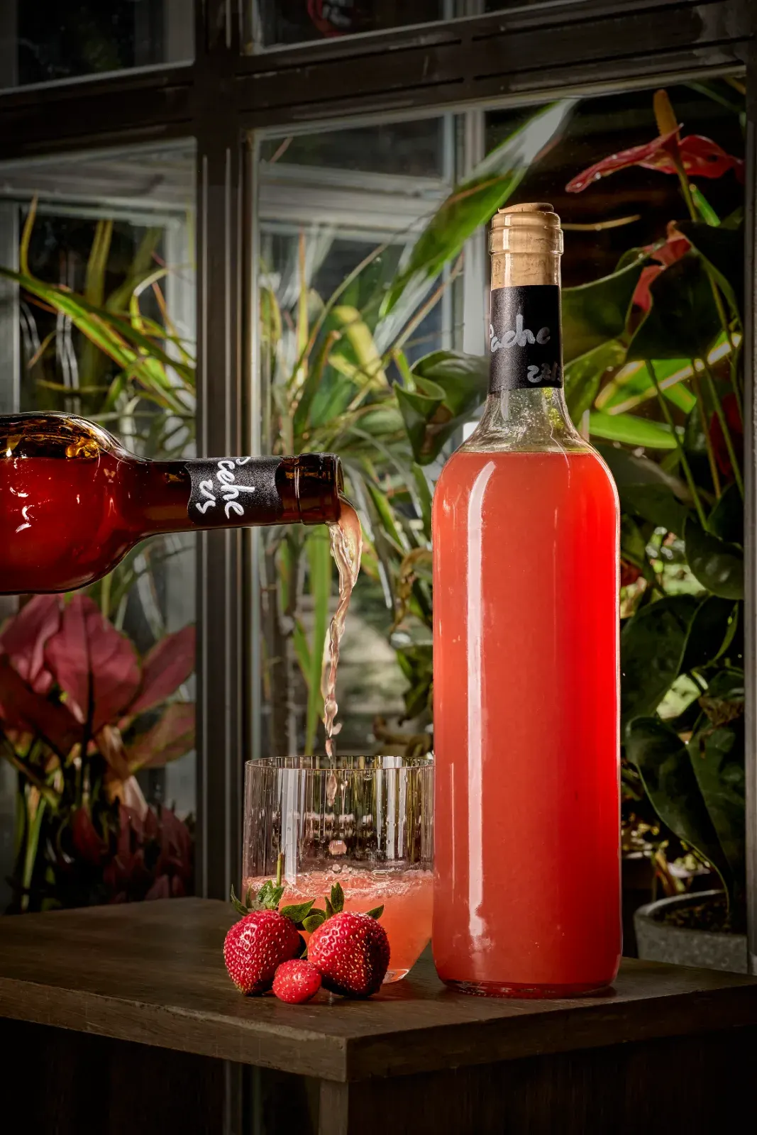 Tepache de fresas embotellado, una de las bebidas fermentadas de la casa